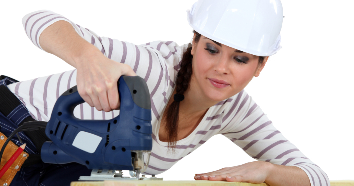 female carpenter using a jigsaw