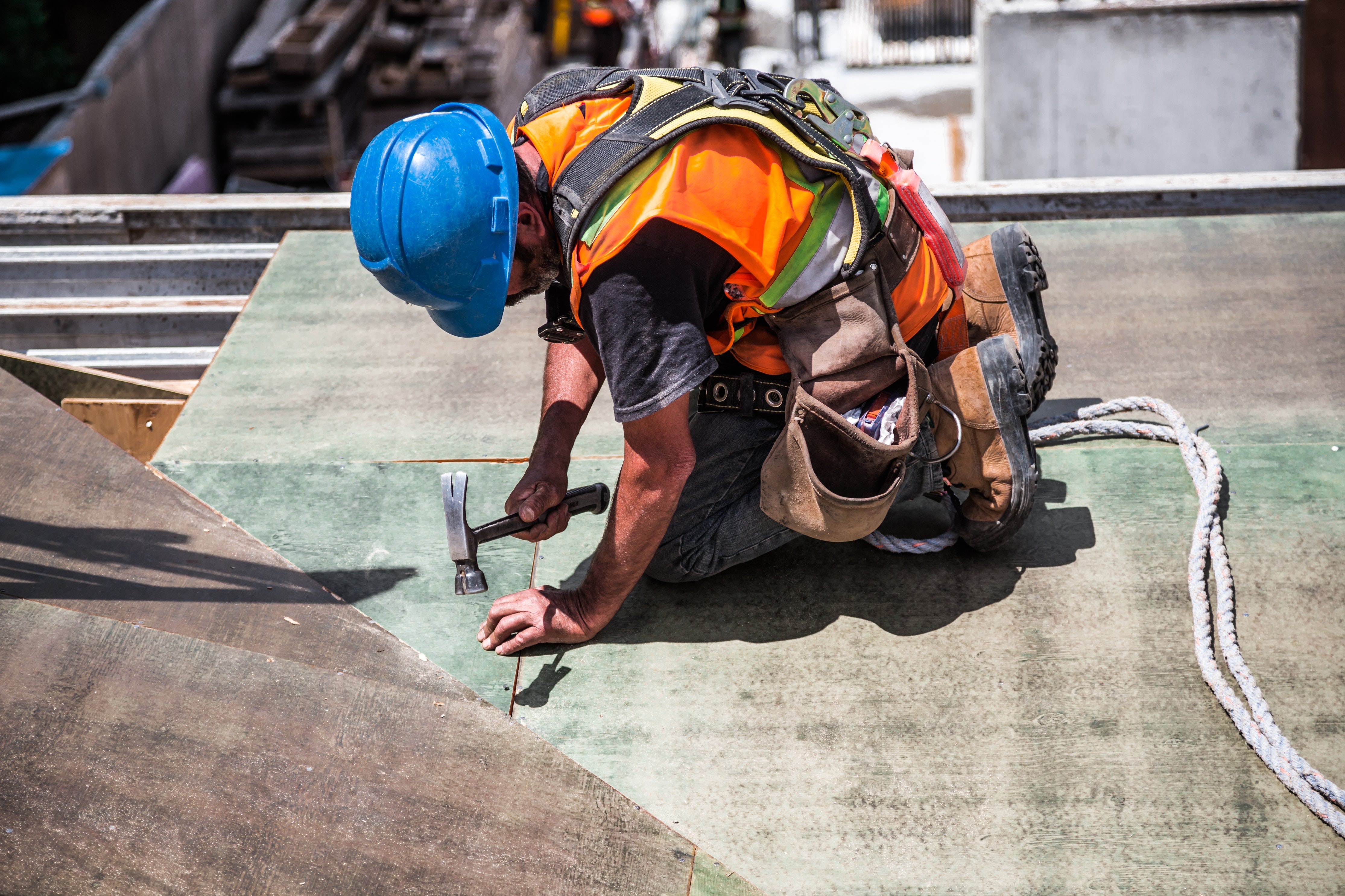 roofer wearing fall protection and ppe